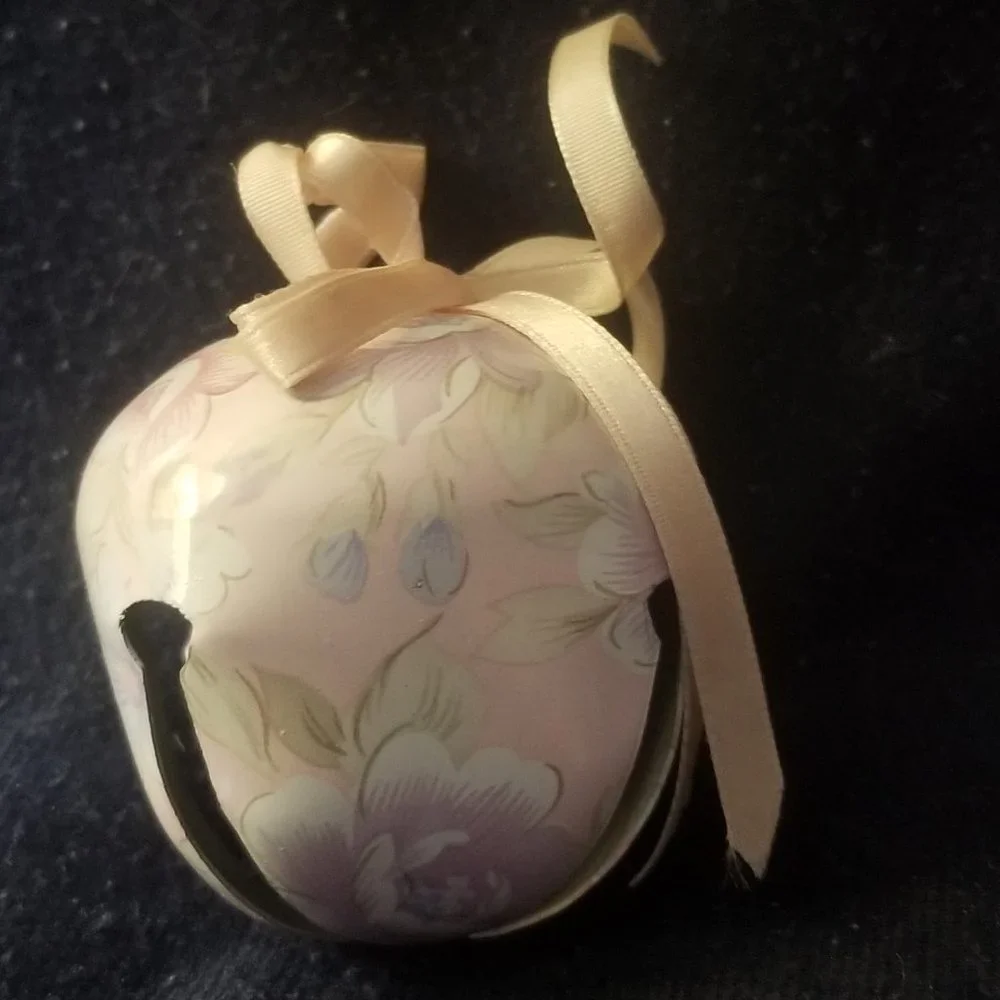 Ornament: vtg flower-decorated metal bell, $6 to add to a bundle